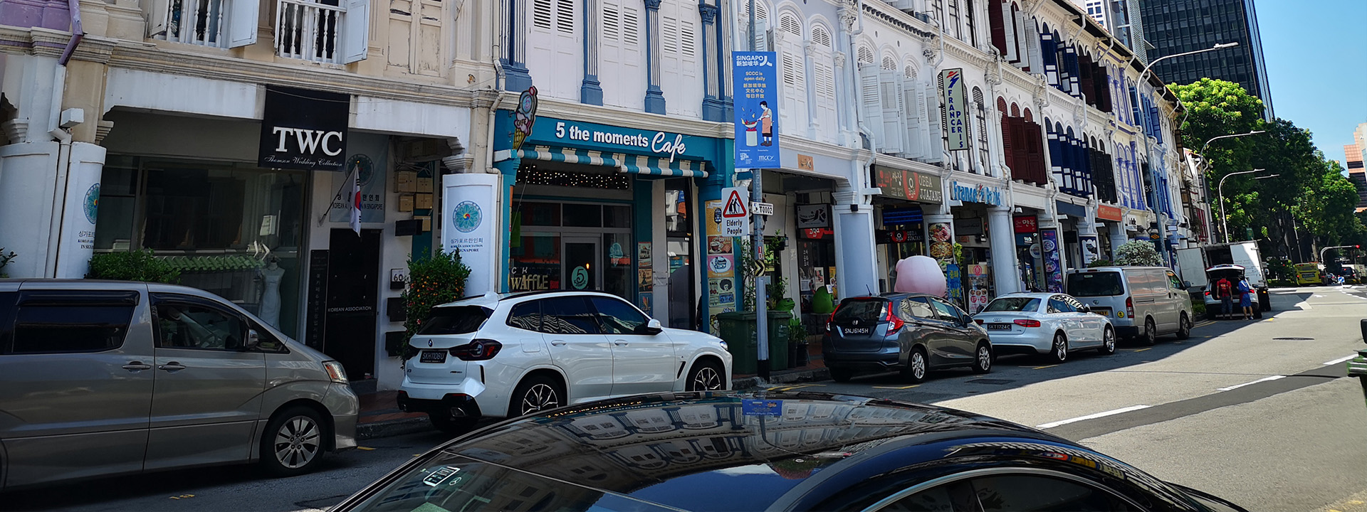 Street and heritage buildings of Singapore.